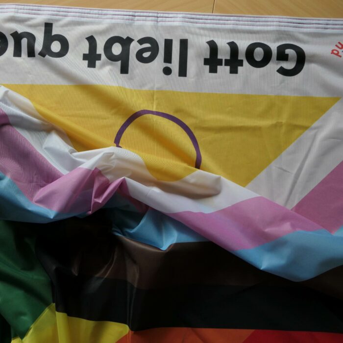 Regenbogen-Fahne "Gott liebt queer" klein – Bild 4