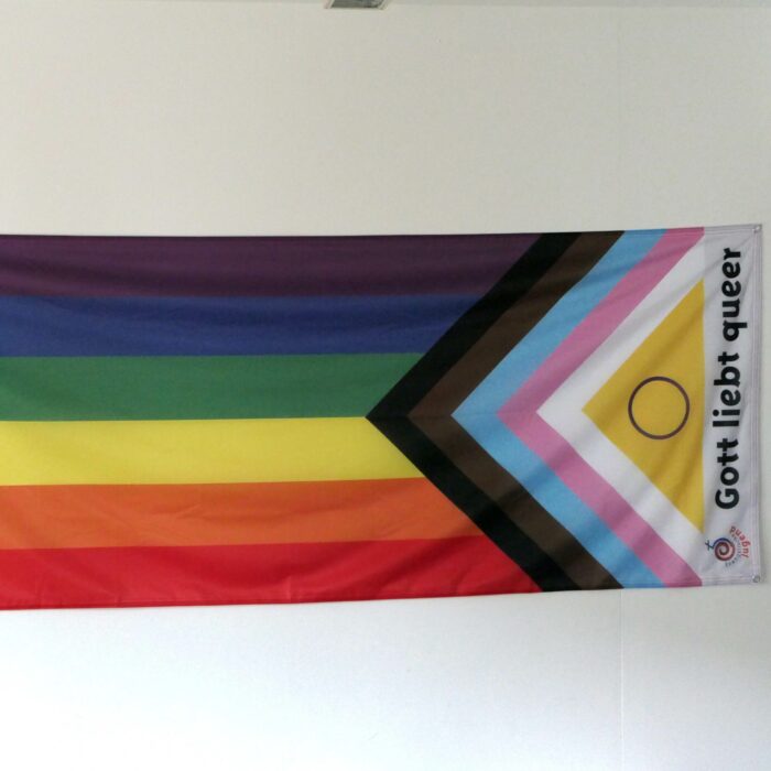 Regenbogen-Fahne "Gott liebt queer" groß