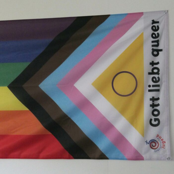 Regenbogen-Fahne "Gott liebt queer" groß – Bild 2